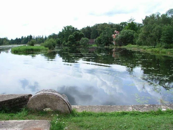 Maakond: Valgamaa Veekogu nimi: Elva jõgi Pildistamise aeg: august 2005 Pildistaja: H. Timm Pildistamise koht: Hellenurme paisjärv Asimuut: