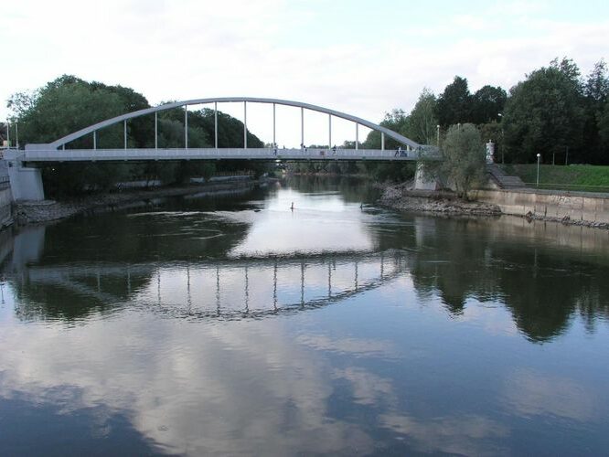 Maakond: Tartumaa Veekogu nimi: Emajõgi Pildistamise aeg: 11. september 2006 Pildistaja: H. Timm Pildistamise koht: Tartu Asimuut: