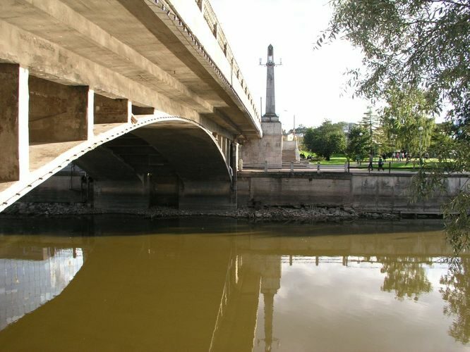 Maakond: Tartumaa Veekogu nimi: Emajõgi Pildistamise aeg: 11. september 2006 Pildistaja: H. Timm Pildistamise koht: Tartu Asimuut: