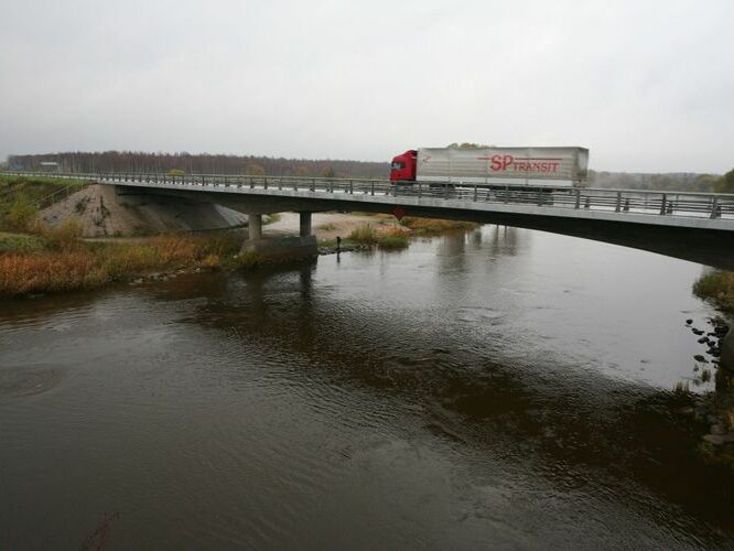 Maakond: Tartumaa Veekogu nimi: Emajõgi Pildistamise aeg: 14. oktoober 2008 Pildistaja: H. Timm Pildistamise koht: Kärevere vanalt sillalt Asimuut: