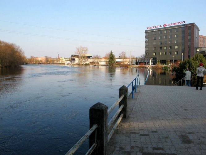 Maakond: Tartumaa Veekogu nimi: Emajõgi Pildistamise aeg: aprill 2010 Pildistaja: H. Timm Pildistamise koht: Tartu Asimuut: