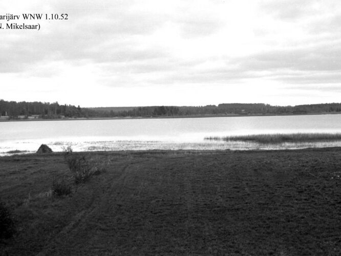 Maakond: Tartumaa Veekogu nimi: Karijärv Pildistamise aeg: 1. oktoober 1952 Pildistaja: N. Mikelsaar Pildistamise koht: W kallas Asimuut: ENE