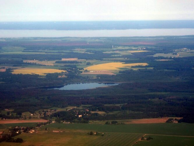 Maakond: Tartumaa Veekogu nimi: Karijärv ja Võrtsjärv Pildistamise aeg: 5. juuni 2011 Pildistaja: H. Timm Pildistamise koht: aerofoto Asimuut: