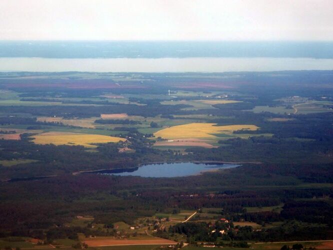 Maakond: Tartumaa Veekogu nimi: Karijärv ja Võrtsjärv Pildistamise aeg: 5. juuni 2011 Pildistaja: H. Timm Pildistamise koht: aerofoto Asimuut: