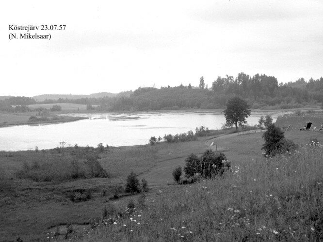 Maakond: Valgamaa Veekogu nimi: Köstrijärv Pildistamise aeg: 23. juuli 1957 Pildistaja: N. Mikelsaar Pildistamise koht: N kaldalt Asimuut: S