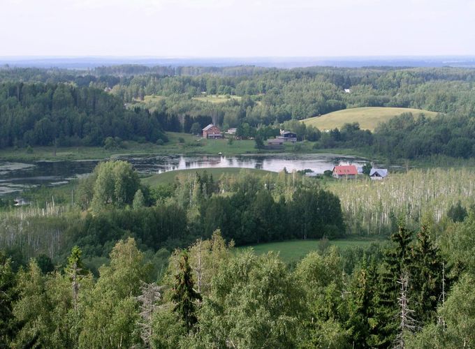 Maakond: Valgamaa Veekogu nimi: Köstrejärv Pildistamise aeg: august 2006 Pildistaja: H. Timm Pildistamise koht: Tornimäe tornist Asimuut: