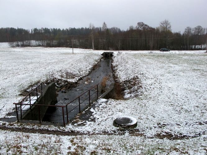 Maakond: Valgamaa Veekogu nimi: Laatre jõgi Pildistamise aeg: 24. aprill 2010 Pildistaja: H. Timm Pildistamise koht: Reinukese pais Asimuut: