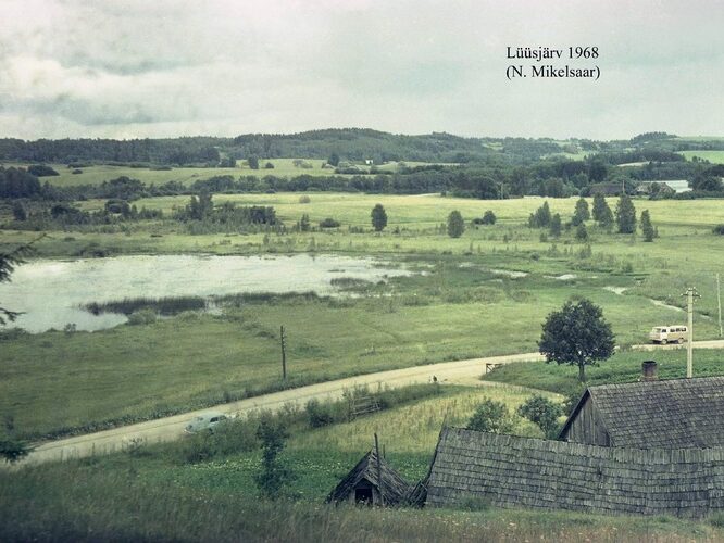 Maakond: Valgamaa Veekogu nimi: Lüüsjärv Pildistamise aeg: 1968 Pildistaja: N. Mikelsaar Pildistamise koht: NW kaldalt Asimuut: SE