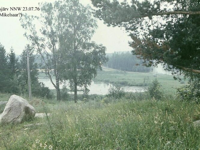 Maakond: Valgamaa Veekogu nimi: Lüüsjärv Pildistamise aeg: 23. juuli 1976 Pildistaja: N. Mikelsaar Pildistamise koht: NNW kaldalt Asimuut: S