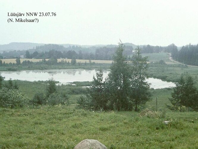 Maakond: Valgamaa Veekogu nimi: Lüüsjärv Pildistamise aeg: 23. juuli 1976 Pildistaja: N. Mikelsaar Pildistamise koht: NNW kaldalt Asimuut: S