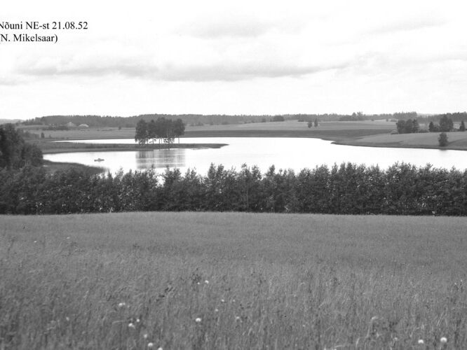 Maakond: Valgamaa Veekogu nimi: Nõuni järv Pildistamise aeg: 21. august 1952 Pildistaja: N. Mikelsaar Pildistamise koht: SE kaldalt Asimuut: SW