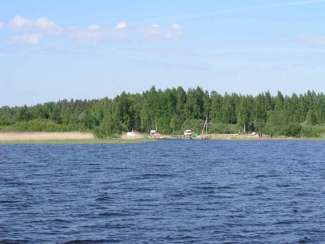 Maakond: Tartumaa Veekogu nimi: Peipsi järv Pildistamise aeg: juuni 2004 Pildistaja: H. Timm Pildistamise koht: Laaksaare sadam järvelt Asimuut: