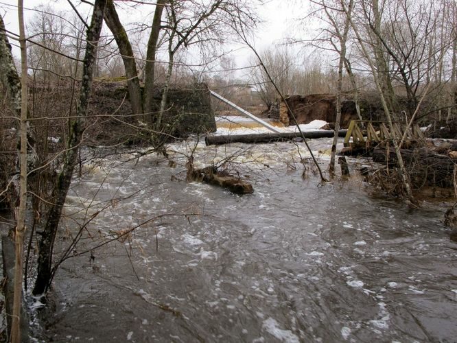 Maakond: Tartumaa Veekogu nimi: Rõngu jõgi Pildistamise aeg: 4. aprill 2010 Pildistaja: H. Timm Pildistamise koht: Lõve veski Asimuut: