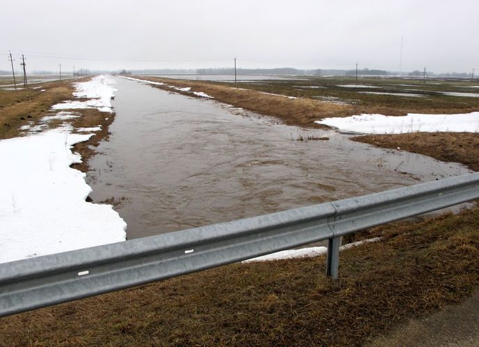 Maakond: Tartumaa Veekogu nimi: Ubesoo oja Pildistamise aeg: aprill 2011 Pildistaja: H. Timm Pildistamise koht: teadmata Asimuut: