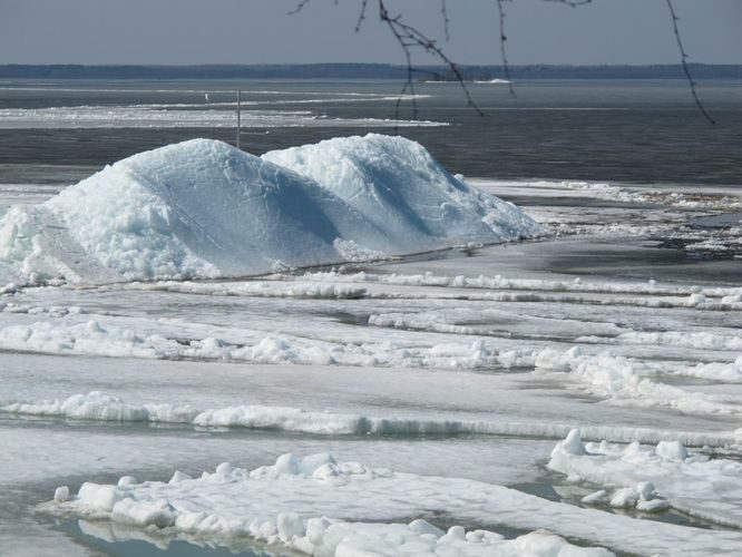 Maakond: Tartumaa Veekogu nimi: Võrtsjärv Pildistamise aeg: 18. aprill 2011 Pildistaja: H. Timm Pildistamise koht: Limnoloogia Asimuut: