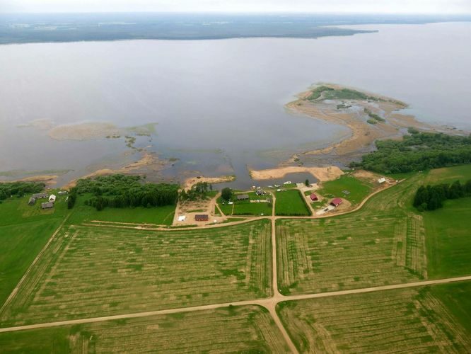 Maakond: Tartumaa Veekogu nimi: Võrtsjärv Pildistamise aeg: 29. mai 2013 Pildistaja: H. Timm Pildistamise koht: aerofoto Asimuut: