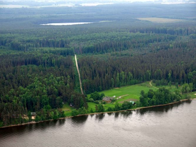 Maakond: Tartumaa Veekogu nimi: Võrtsjärv ja Valguta Mustjärv Pildistamise aeg: 29. mai 2013 Pildistaja: H. Timm Pildistamise koht: aerofoto Asimuut: