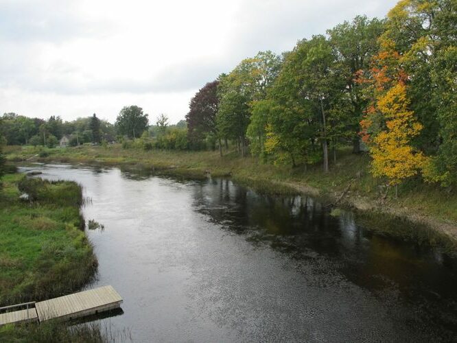 Maakond: Viljandimaa Veekogu nimi: Halliste jõgi Pildistamise aeg: 14. september 2010 Pildistaja: H. Timm Pildistamise koht: Riisa Asimuut: