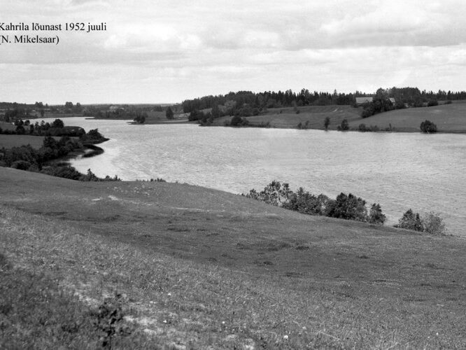 Maakond: Võrumaa Veekogu nimi: Kahrila järv Pildistamise aeg: juuli 1952 Pildistaja: N. Mikelsaar Pildistamise koht: SSW kaldalt Asimuut: N