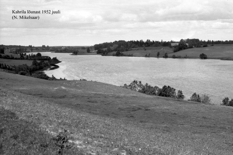 Maakond: Võrumaa Veekogu nimi: Kahrila järv Pildistamise aeg: juuli 1952 Pildistaja: N. Mikelsaar Pildistamise koht: SSW kaldalt Asimuut: N