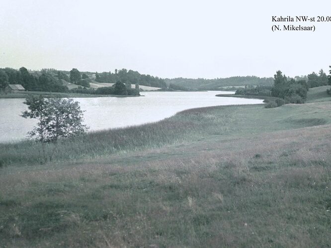 Maakond: Võrumaa Veekogu nimi: Kahrila järv Pildistamise aeg: 20. august 1965 Pildistaja: N. Mikelsaar Pildistamise koht: teadmata Asimuut: