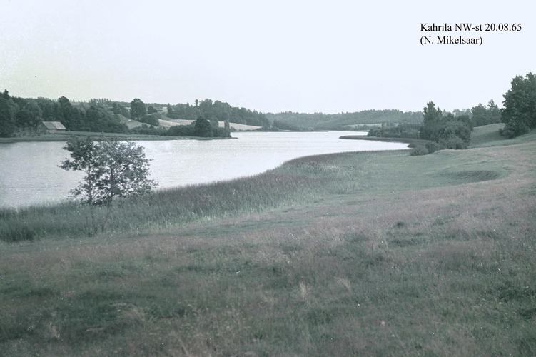 Maakond: Võrumaa Veekogu nimi: Kahrila järv Pildistamise aeg: 20. august 1965 Pildistaja: N. Mikelsaar Pildistamise koht: teadmata Asimuut: