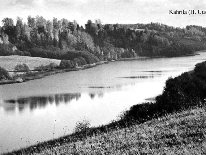 Maakond: Võrumaa Veekogu nimi: Kahrila järv Pildistamise aeg: teadmata Pildistaja: H. Uusi (Eesti Looduse arhiiv) Pildistamise koht: teadmata Asimuut: