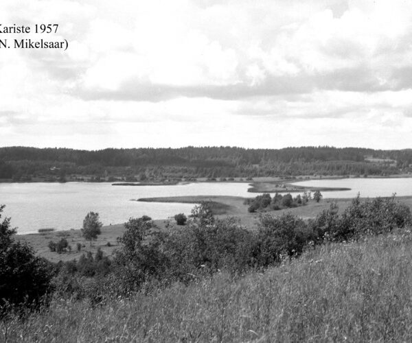 Maakond: Viljandimaa Veekogu nimi: Kariste järv Pildistamise aeg: 1957 Pildistaja: N. Mikelsaar Pildistamise koht: teadmata Asimuut: