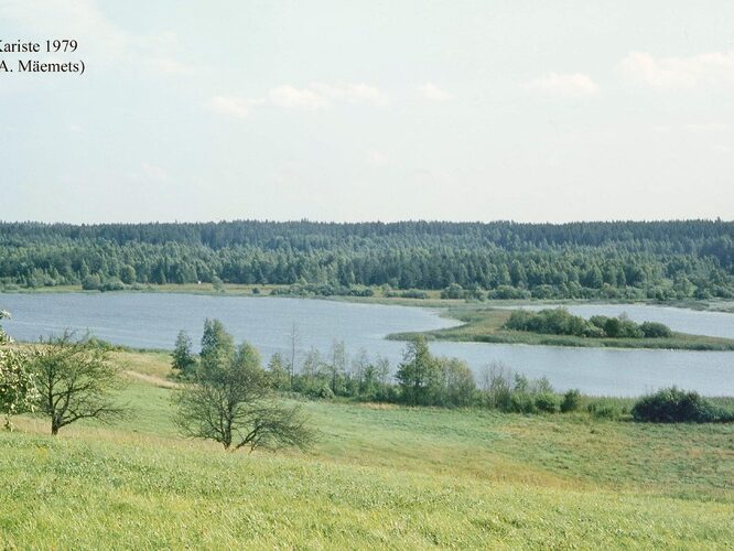 Maakond: Viljandimaa Veekogu nimi: Kariste järv Pildistamise aeg: 1979 Pildistaja: A. Mäemets Pildistamise koht: teadmata Asimuut: