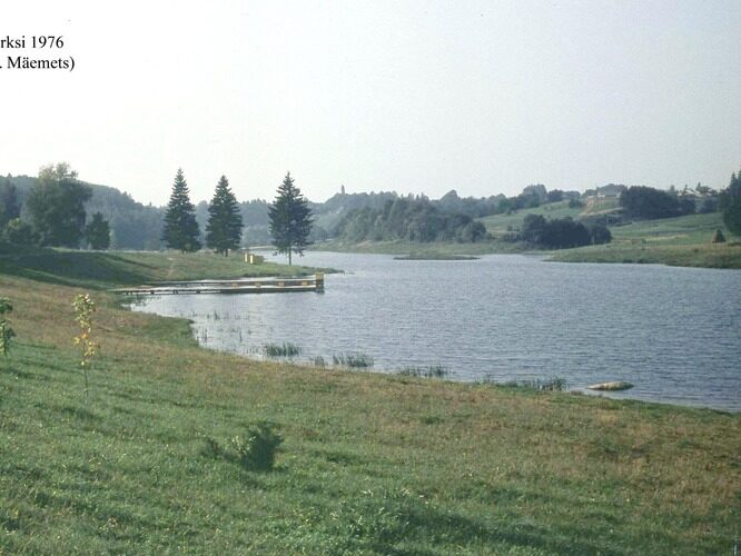 Maakond: Viljandimaa Veekogu nimi: Karksi paisjärv Pildistamise aeg: 1976 Pildistaja: A. Mäemets Pildistamise koht: teadmata Asimuut: