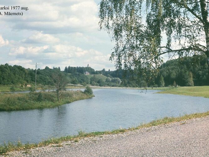 Maakond: Viljandimaa Veekogu nimi: Karksi paisjärv Pildistamise aeg: 1977 Pildistaja: A. Mäemets Pildistamise koht: teadmata Asimuut: