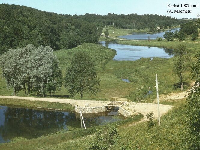 Maakond: Viljandimaa Veekogu nimi: Karksi paisjärv Pildistamise aeg: juuli 1987 Pildistaja: A. Mäemets Pildistamise koht: linnusem Asimuut: WNW