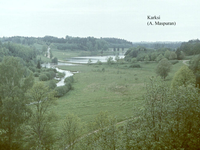 Maakond: Viljandimaa Veekogu nimi: Karksi paisjärv Pildistamise aeg: teadmata Pildistaja: A. Maspuran Pildistamise koht: linnusem Asimuut: WNW