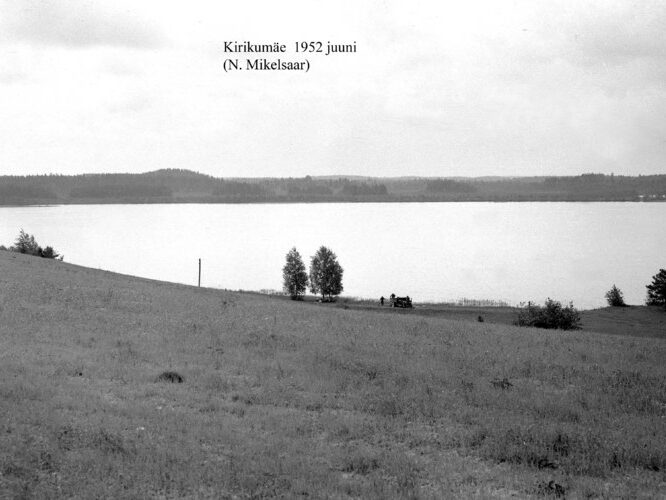 Maakond: Võrumaa Veekogu nimi: Kirikumäe järv Pildistamise aeg: juuni 1952 Pildistaja: N. Mikelsaar Pildistamise koht: NE kaldalt Asimuut: SW