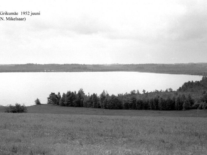 Maakond: Võrumaa Veekogu nimi: Kirikumäe järv Pildistamise aeg: juuni 1952 Pildistaja: N. Mikelsaar Pildistamise koht: NE kaldalt Asimuut: WSW