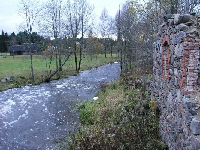 Maakond: Viljandimaa Veekogu nimi: Lemmjõgi Pildistamise aeg: 24. oktoober 2004 Pildistaja: H. Timm Pildistamise koht: Võlli Asimuut: