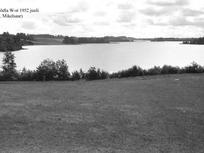 Maakond: Võrumaa Veekogu nimi: Lõõdla järv Pildistamise aeg: juuli 1952 Pildistaja: N. Mikelsaar Pildistamise koht: W otsast Asimuut: ESE