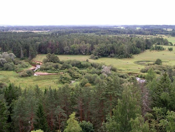 Maakond: Võrumaa Veekogu nimi: Mustjõgi Pildistamise aeg: 13. august 2004 Pildistaja: H. Timm Pildistamise koht: alamjooks Tellingumäe tornist Asimuut: