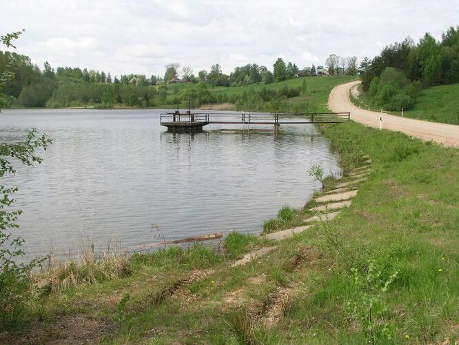 Maakond: Võrumaa Veekogu nimi: Obinitsa oja Pildistamise aeg: 24. mai 2009 Pildistaja: H. Timm Pildistamise koht: paisjärv Asimuut: