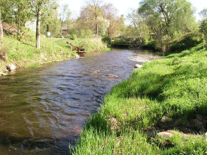 Maakond: Valgamaa Veekogu nimi: Õhne jõgi Pildistamise aeg: 16. mai 2006 Pildistaja: H. Timm Pildistamise koht: Tõrva Asimuut: