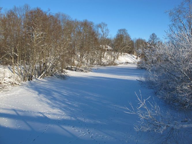 Maakond: Viljandimaa Veekogu nimi: Õhne jõgi Pildistamise aeg: 18. jaanuar 2010 Pildistaja: H. Timm Pildistamise koht: Suislepa Asimuut: