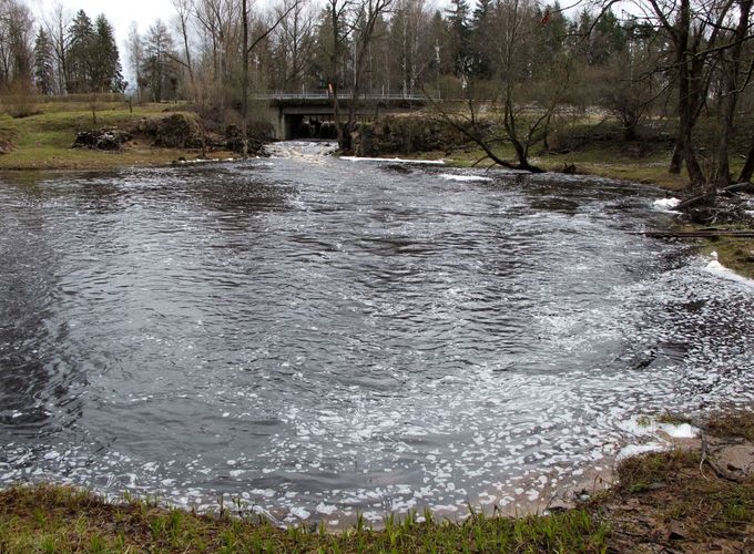 Maakond: Valgamaa Veekogu nimi: Õhne jõgi Pildistamise aeg: 24. aprill 2010 Pildistaja: H. Timm Pildistamise koht: Tõrva paisu all Asimuut: