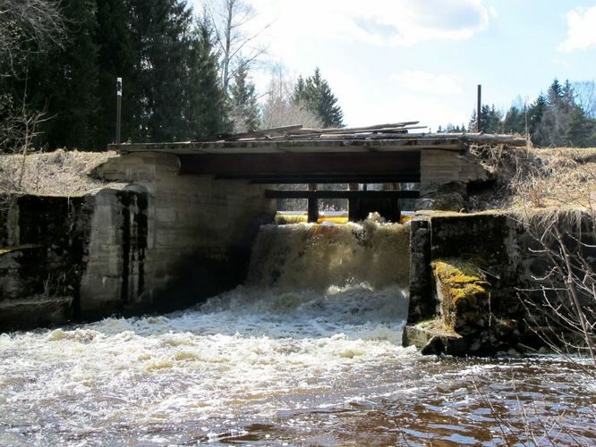 Maakond: Võrumaa Veekogu nimi: Pärlijõgi Pildistamise aeg: 25. aprill 2010 Pildistaja: H. Timm Pildistamise koht: aarlase pais Asimuut: