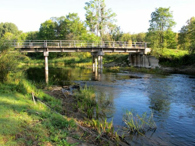 Maakond: Viljandimaa Veekogu nimi: Põltsamaa jõgi Pildistamise aeg: 11. september 2011 Pildistaja: H. Timm Pildistamise koht: Laashoone Asimuut: