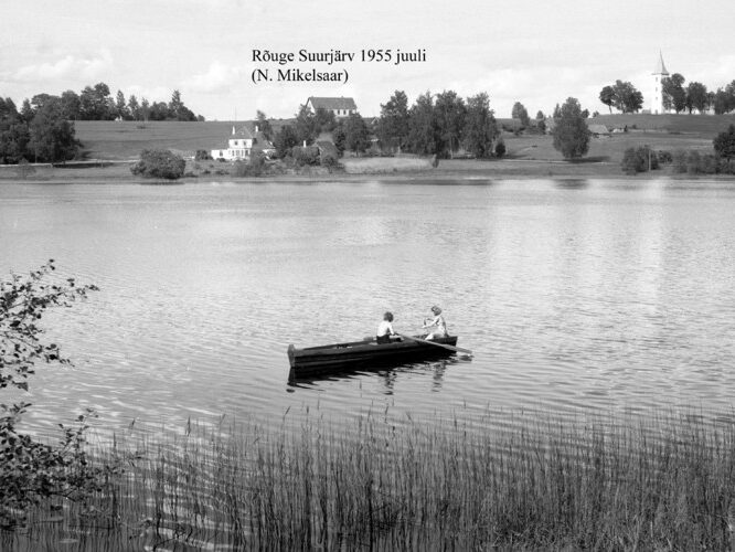 Maakond: Võrumaa Veekogu nimi: Rõuge Suurjärv Pildistamise aeg: juuli 1955 Pildistaja: N. Mikelsaar Pildistamise koht: W kaldalt Asimuut: NE