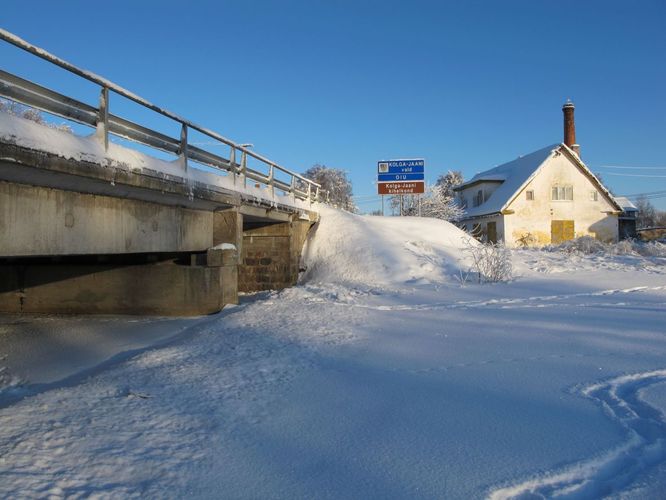 Maakond: Viljandimaa Veekogu nimi: Tänassilma jõgi Pildistamise aeg: 18. jaanuar 2010 Pildistaja: H. Timm Pildistamise koht: Oiu Asimuut: