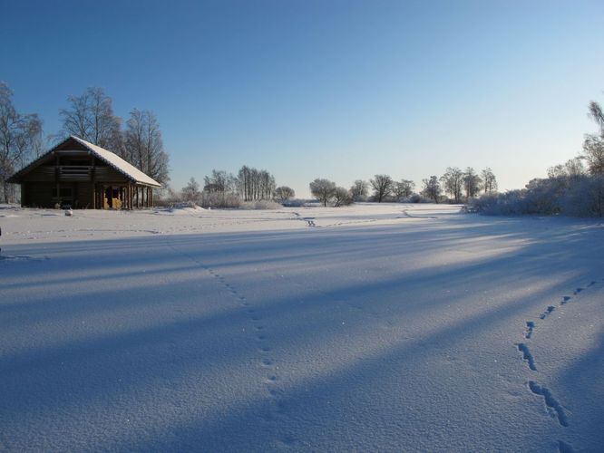 Maakond: Viljandimaa Veekogu nimi: Tänassilma jõgi Pildistamise aeg: 18. jaanuar 2010 Pildistaja: H. Timm Pildistamise koht: Oiu Asimuut: