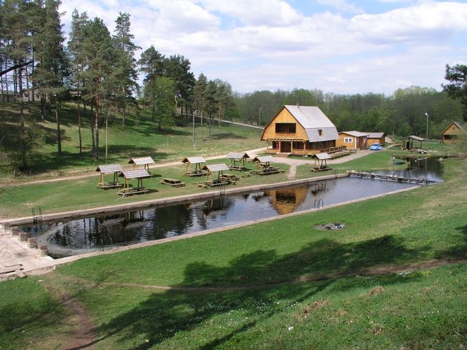 Maakond: Viljandimaa Veekogu nimi: Uueveski oja Pildistamise aeg: 10. mai 2006 Pildistaja: H. Timm Pildistamise koht: ujula Asimuut: