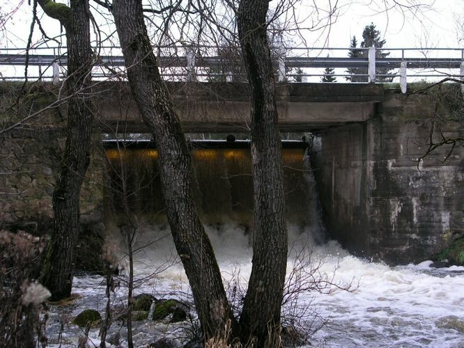 Maakond: Valgamaa Veekogu nimi: Väike Emajõgi Pildistamise aeg: 2. mai 2009 Pildistaja: H. Timm Pildistamise koht: Restu paisjärv Asimuut: