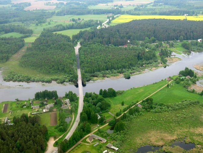 Maakond: Valgamaa Veekogu nimi: Väike Emajõgi Pildistamise aeg: 29. mai 2013 Pildistaja: H. Timm Pildistamise koht: aerofoto Asimuut: